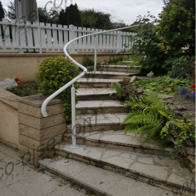Main courante courbée pour s'adapter à la forme de l'escalier