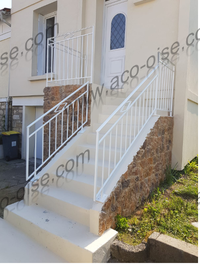 Escalier extérieur en acier blanc