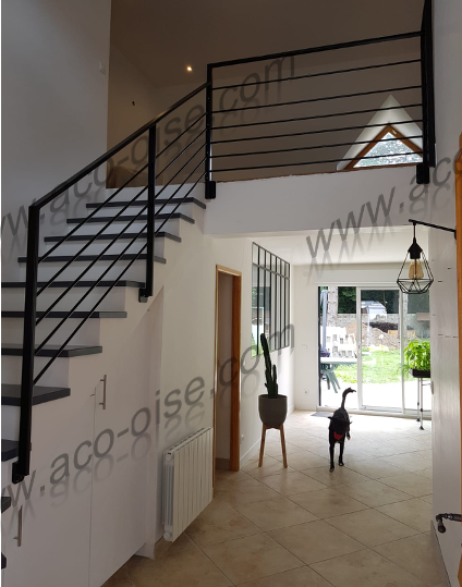 Escalier moderne en acier noir