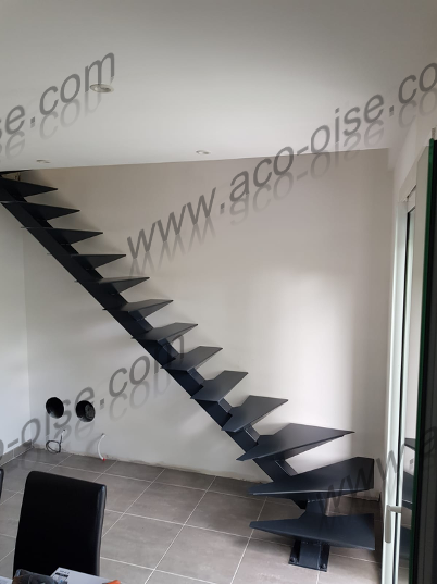 Escalier avec structure et marches en acier